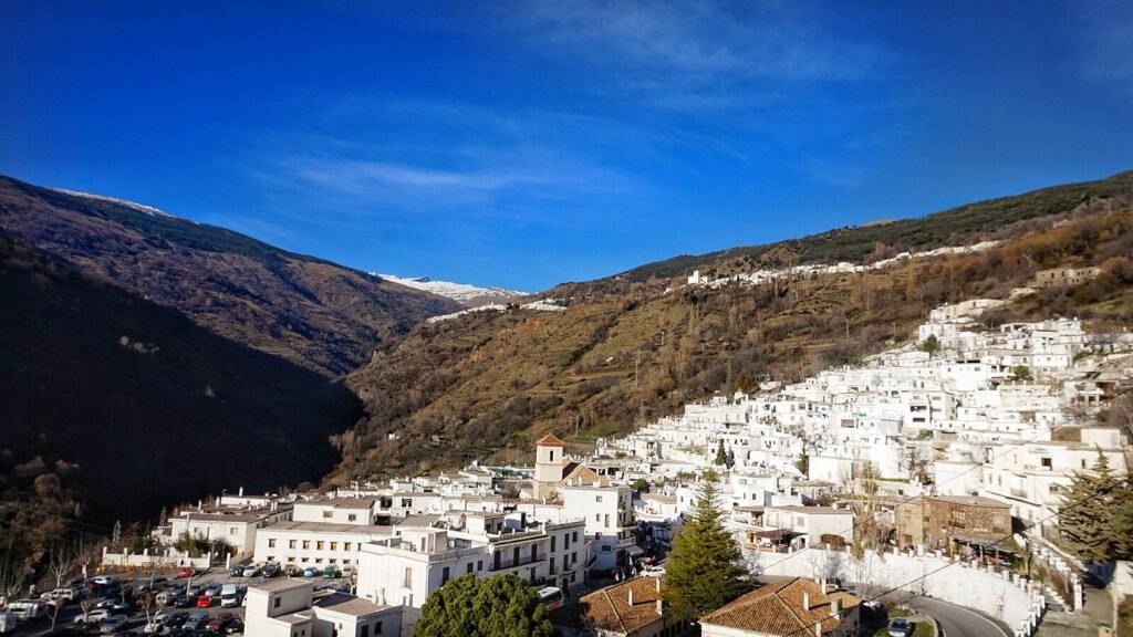 Vista de Capileira, un pintoresco pueblo de la Alpujarra granadina, en Granada, España."