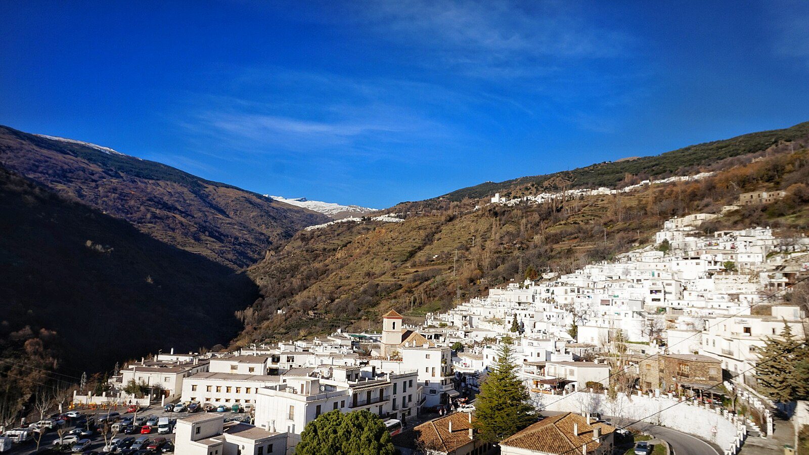 Vista de Capileira, un pintoresco pueblo de la Alpujarra granadina, en Granada, España."