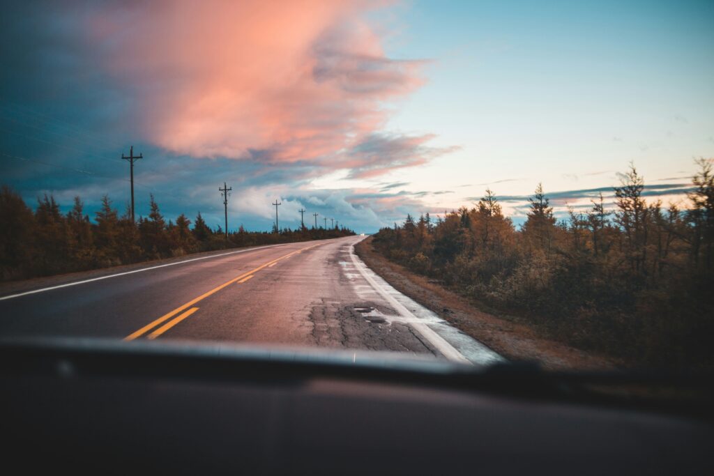 No llegues como un "experto" ni como alguien que lo sabe todo; al contrario, llega como un aprendiz, como un invitado que viene a escuchar y a vivir por un tiempo en la piel de otro.Recuerda siempre: el lugar que visitas es el hogar de alguien. Esa sencilla frase es una brújula moral en cualquier viaje. Significa que tus maneras de actuar deben ser tan respetuosas como si estuvieras en casa de un amigo querido. Si adoptas esta perspectiva, automáticamente surgirán la humildad y la empatía.