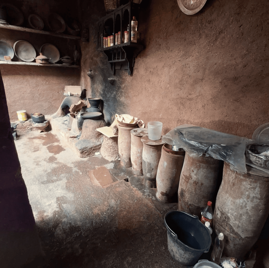El respeto por la tradición se nota en cada gesto. Las mujeres visten gandoras y pañuelos bordados en tonos vivos, y en días señalados se adornan con joyas de plata heredadas. Los hombres mayores aún llevan chilabas de lana en las madrugadas frías y se reúnen en la plaza para deliberar asuntos de la aldea, manteniendo viva la djemaa (asamblea comunitaria) como espacio de decisión colectiva.