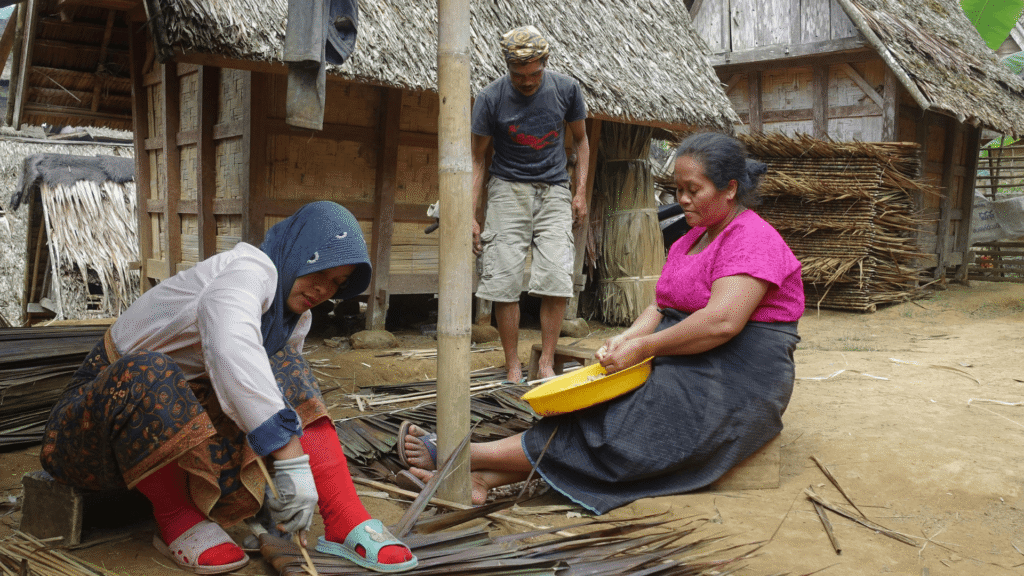 Viajeros explorando un pueblo rural auténtico, conectando con sus tradiciones vivas y su cultura local.