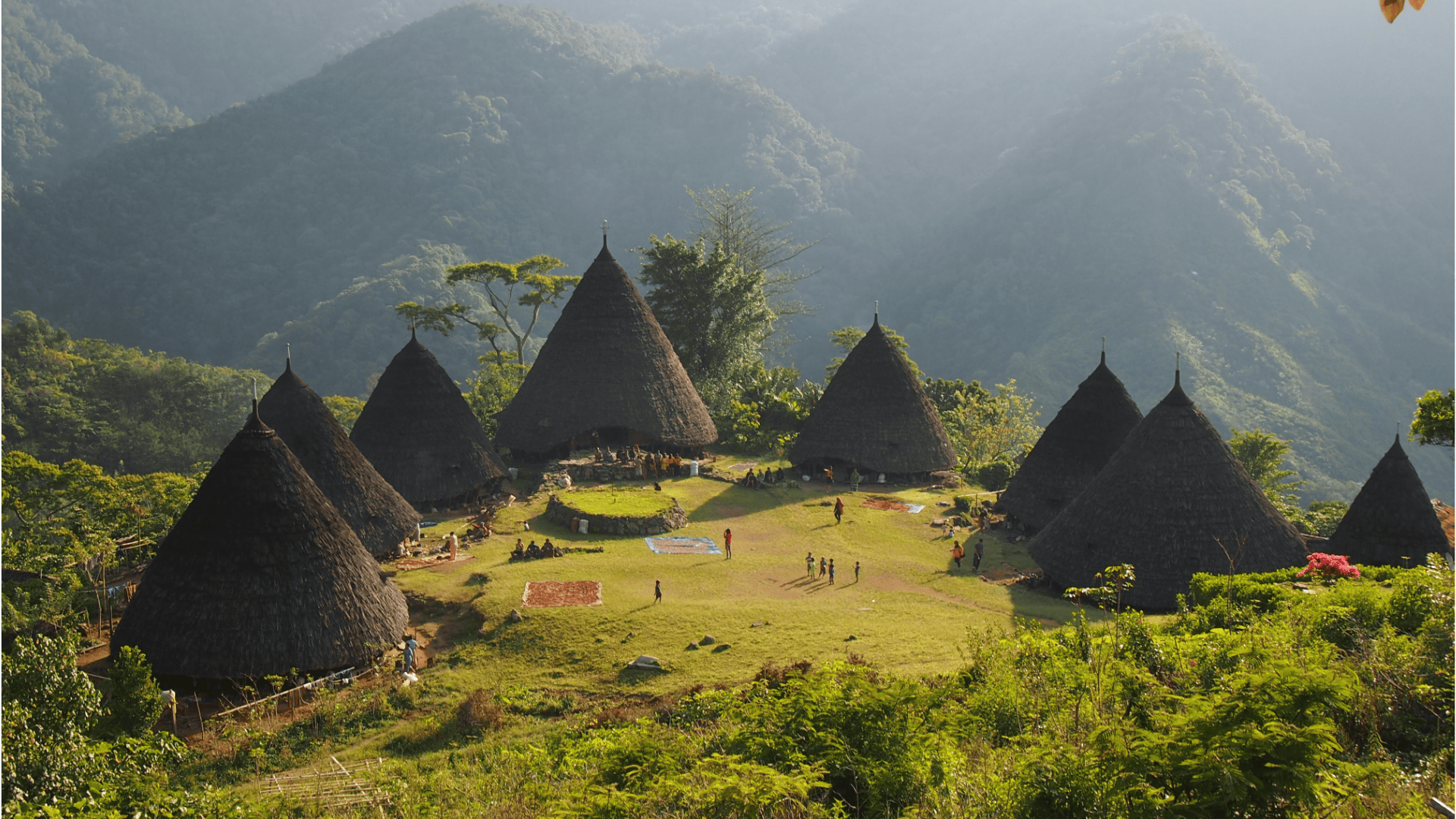 En Wae Rebo, en cambio, las viviendas son siete cabañas cónicas de techo muy alto de paja, únicas en su estilo, que se levantan en medio de un anfiteatro natural de montañas envueltas en niebla.