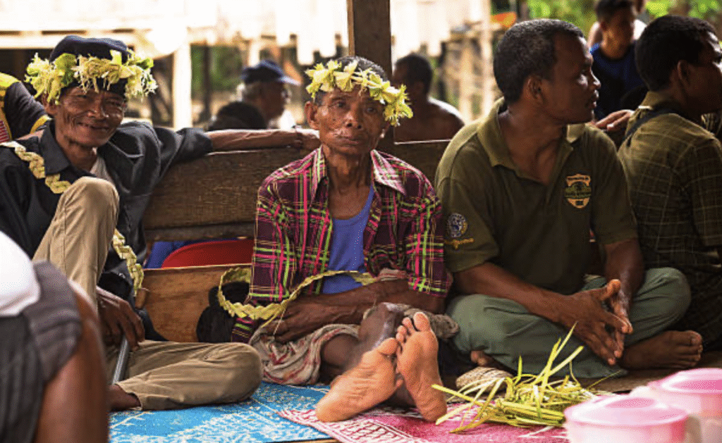 Niños Batek jugando y aprendiendo habilidades de la selva en Malasia