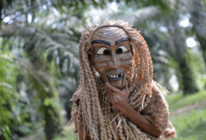 Reunión comunitaria Batek con cantos y relatos en Taman Negara