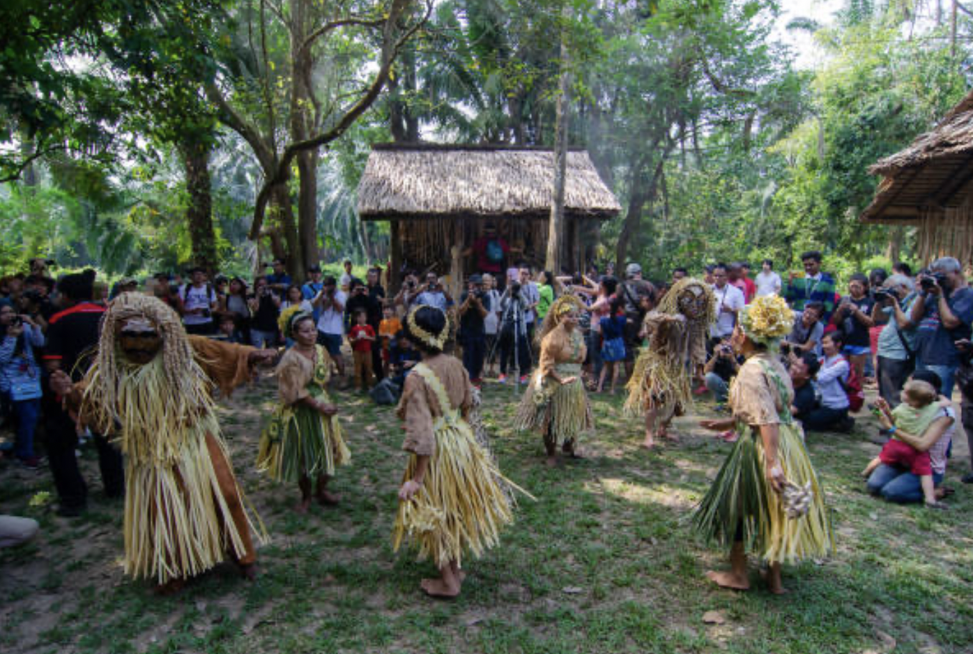 Manos Batek trenzando fibras vegetales para cestería tradicional