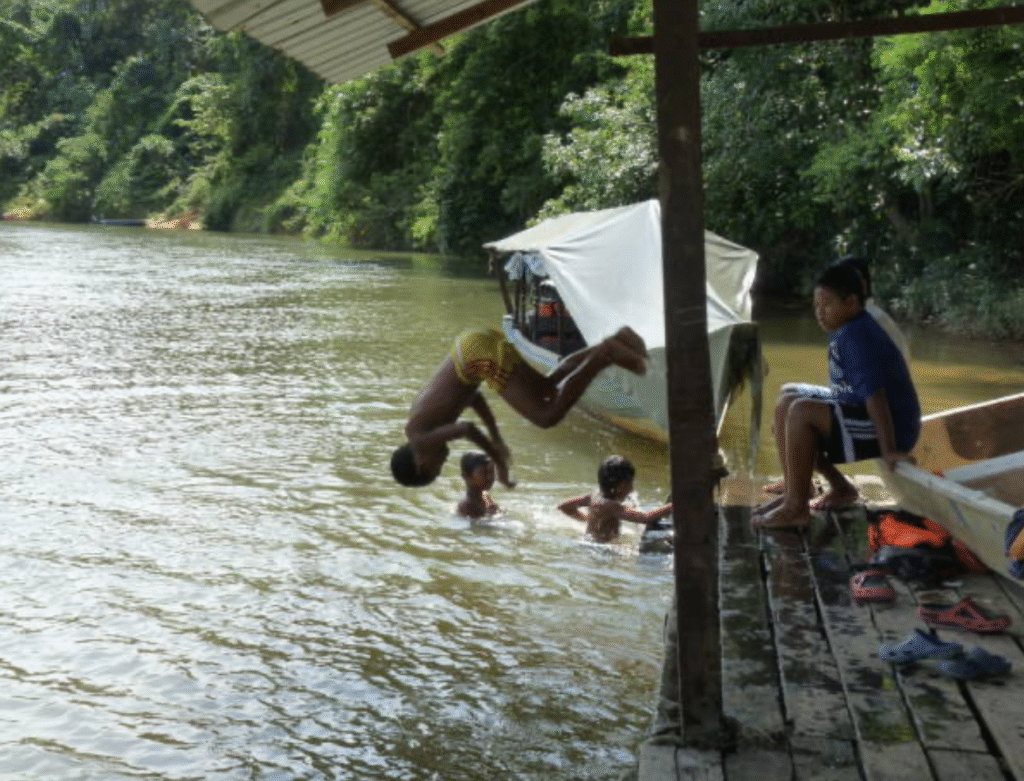 Canoa en el río Tembeling utilizada por los Batek en la selva de Taman Negara