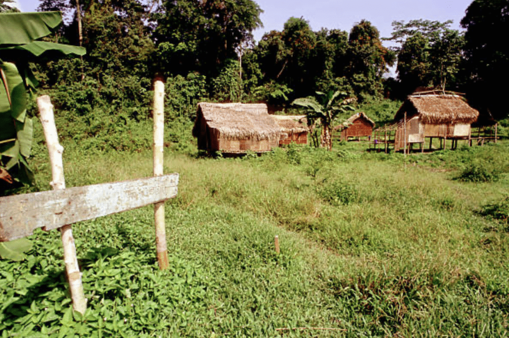 Hombre Batek con cerbatana tradicional preparado para cazar en Taman Negara