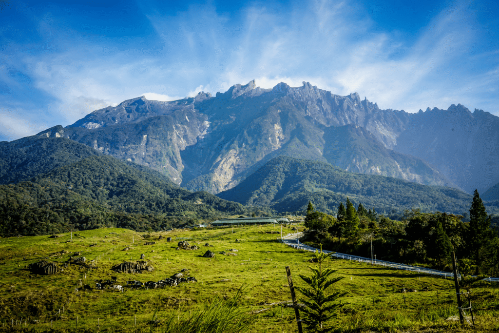 Sabah con el monte Kinabalu al amanecer naturaleza