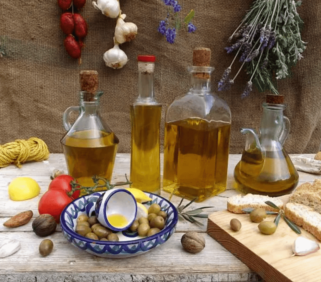 Aceite de oliva virgen extra de Jaén servido con pan en una mesa rural