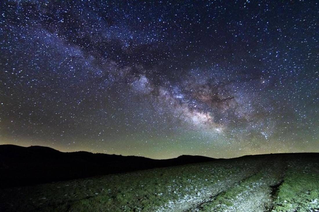 Cielo estrellado sobre la Sierra Sur de Jaén en una noche despejada