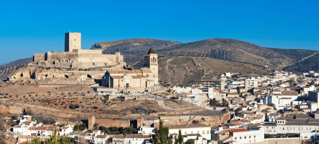 Vista de Alcaudete, en la provincia de Jaén, con el castillo calatravo dominando el municipio y los olivares de la comarca.
