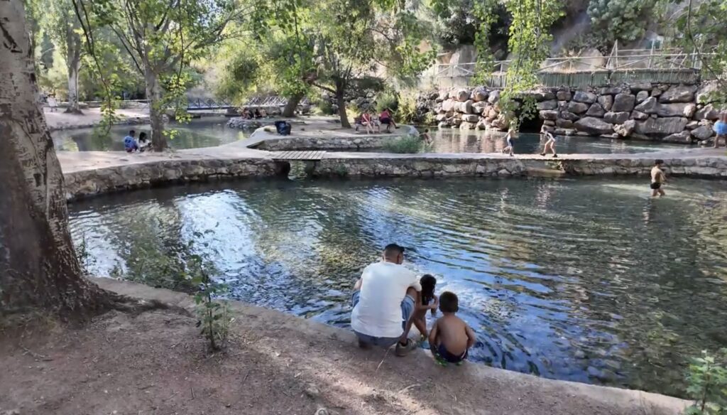 Nacimiento del Río San Juan en la Sierra Sur de Jaén, con aguas cristalinas rodeadas de vegetación y roca caliza.