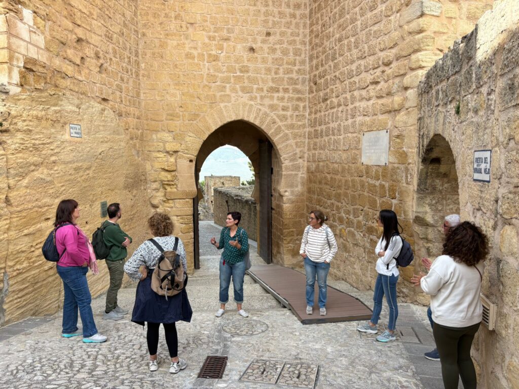 Fortaleza de la Mota en Alcalá la Real, Jaén, con sus murallas y la Iglesia Mayor Abacial sobre la colina.
Si la imagen muestra una parte concreta (la iglesia, una torre, las murallas o una vista interior), puedo darte un ALT más específico, que suele funcionar mejor para SEO y accesibilidad.