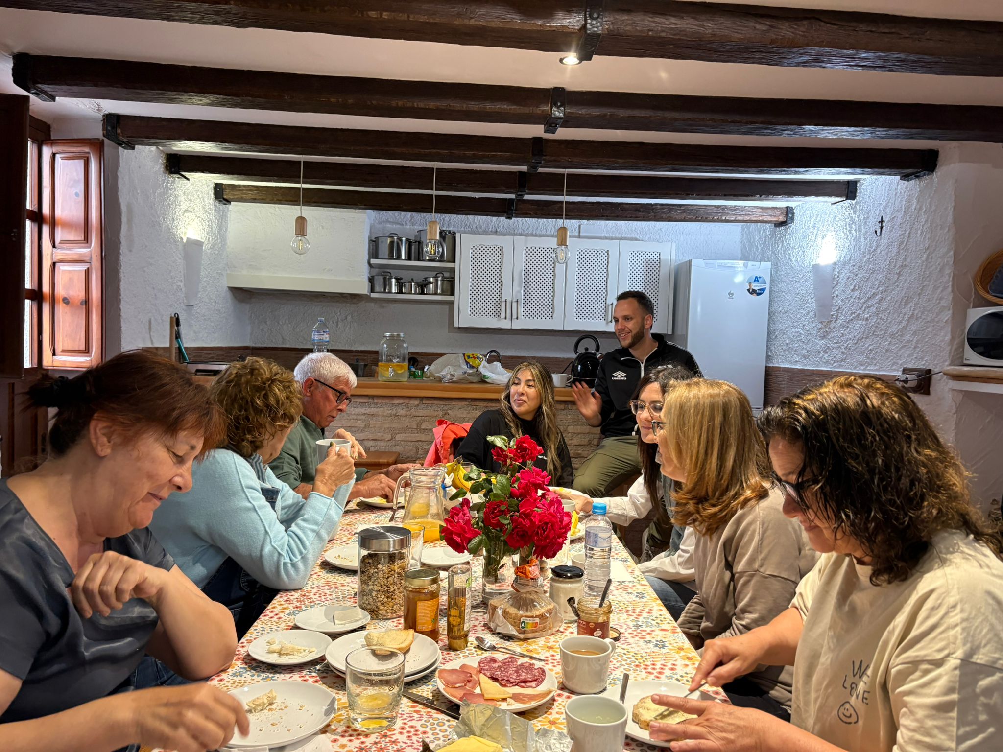 Productos locales de la Sierra Sur de Jaén con aceite de oliva, embutidos y dulces artesanales.