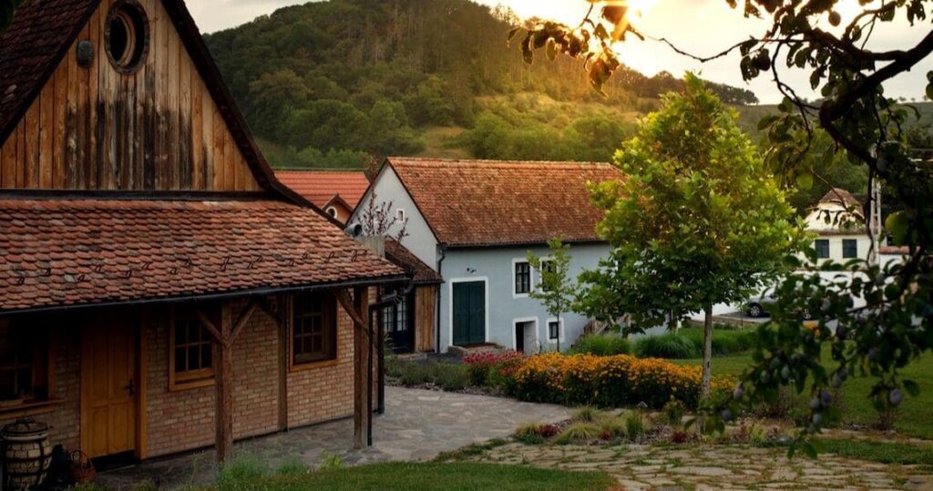 Paisaje de Rumanía con pueblos tradicionales, montañas y monasterios históricos en un entorno rural.
