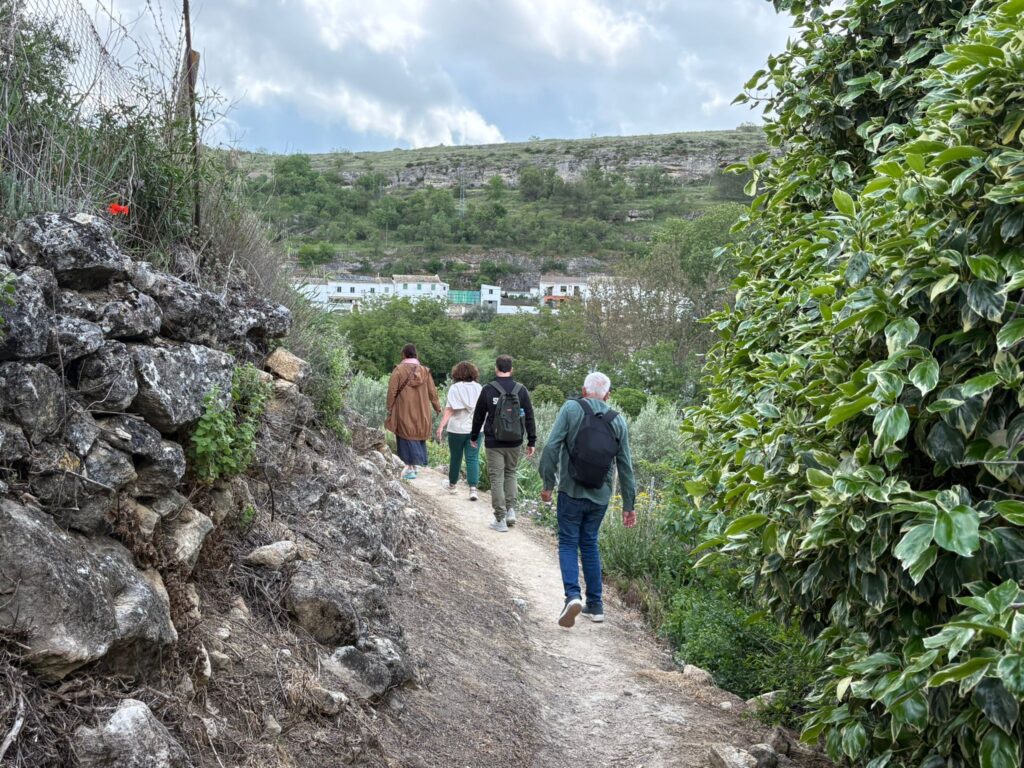 camino hacia un pueblo tradicional, conclusión sobre por qué cuidar sus costumbres