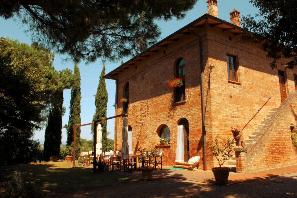 tradiciones vinícolas Val d'Orcia Toscana pueblos rurales Italia