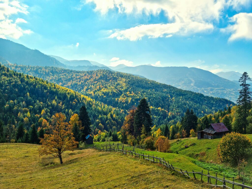 aldea rural Maramureș Rumanía tradiciones ancestrales iglesia madera