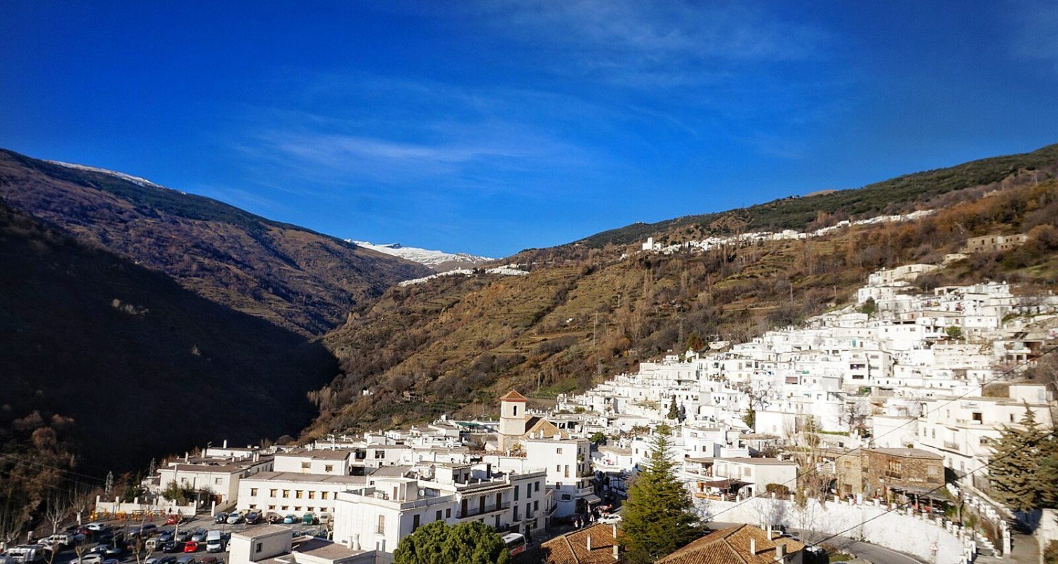 Vista de Capileira, un pintoresco pueblo de la Alpujarra granadina, en Granada, España."