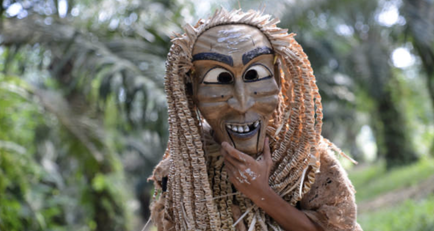 Reunión comunitaria Batek con cantos y relatos en Taman Negara