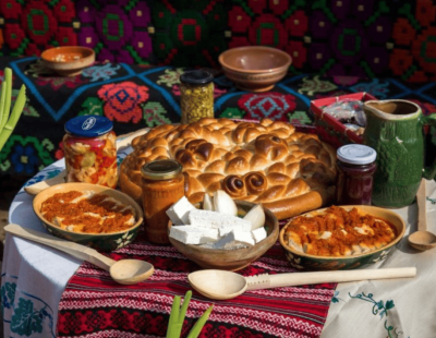 Comer con locales en Rumania Maramures