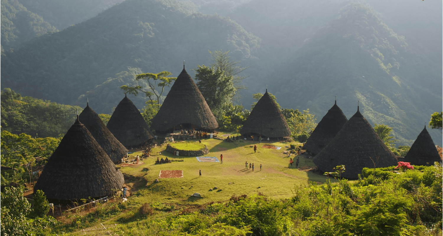 En Wae Rebo, en cambio, las viviendas son siete cabañas cónicas de techo muy alto de paja, únicas en su estilo, que se levantan en medio de un anfiteatro natural de montañas envueltas en niebla.