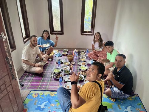 Compartiendo comida local en Indonesia