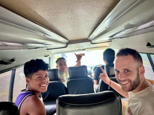 Transporte local con gente de la zona