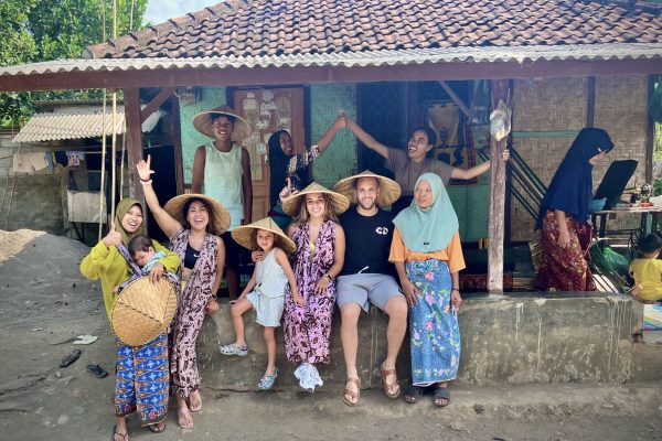 Cada cultura tiene sus propias normas sociales y formas de entender el mundo. Al llegar a una comunidad local, muéstrate respetuoso y observador. Un buen consejo es mantener un perfil humilde al principio: saluda, sonríe y observa cómo hacen las cosas los lugareños.