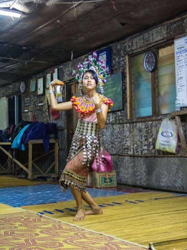cultura Iban en una longhouse de Borneo